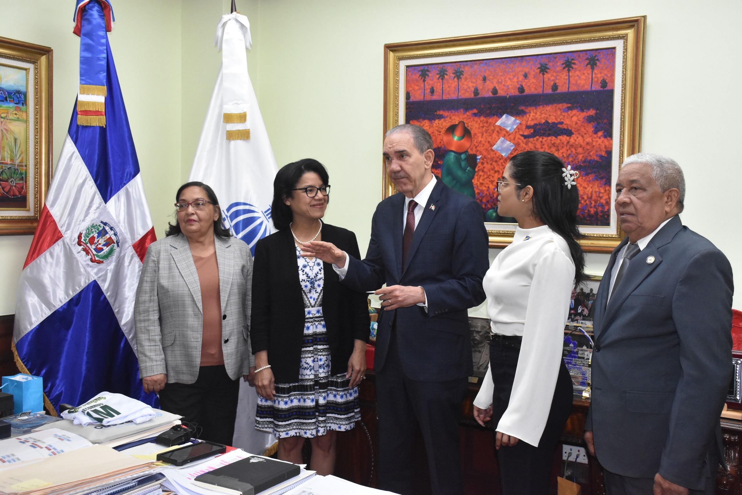 Meeting with the Minister of Higher Education, Science and Technology in his office with Dominican artwork