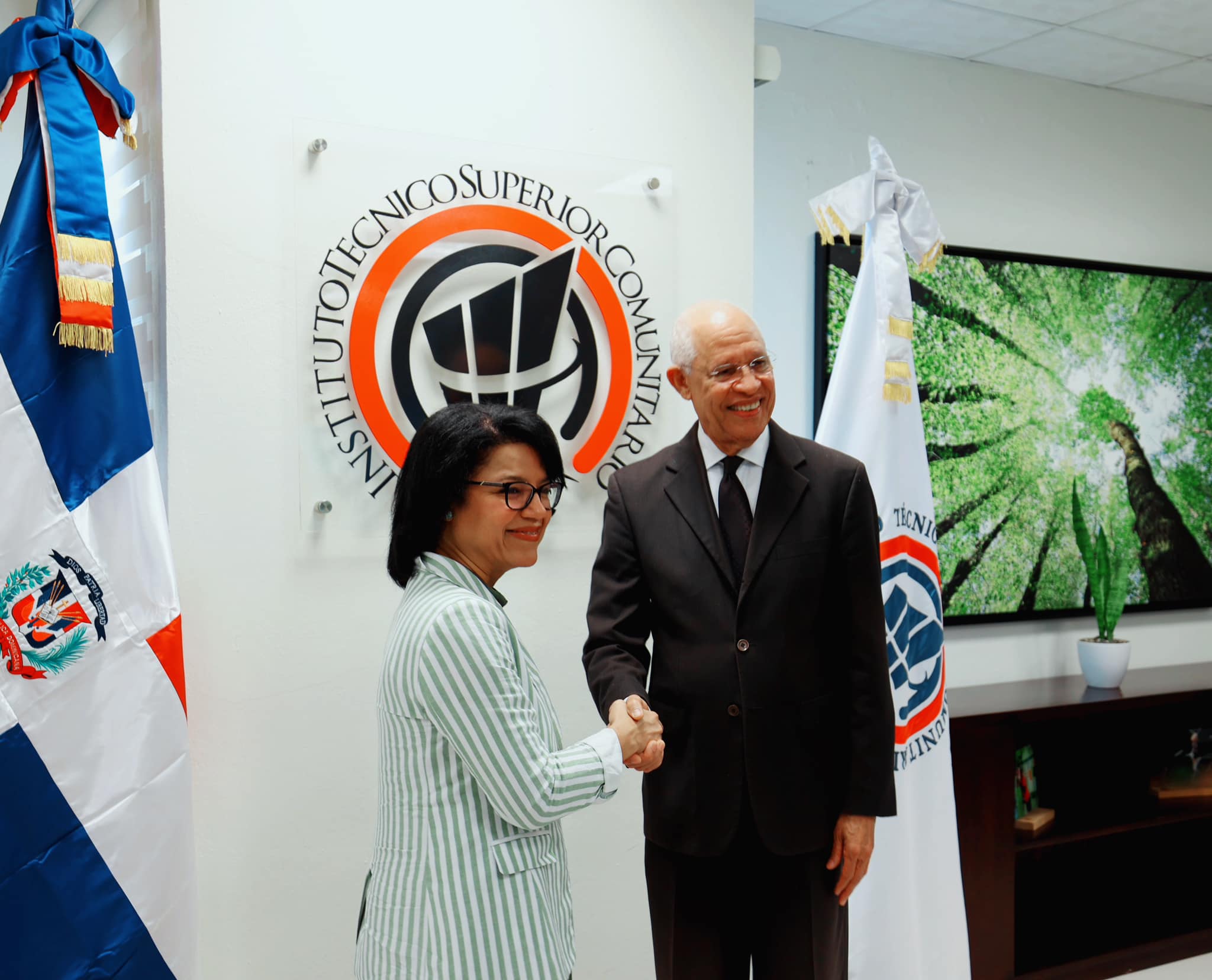 Official meeting with ITSC representatives in front of institutional logo