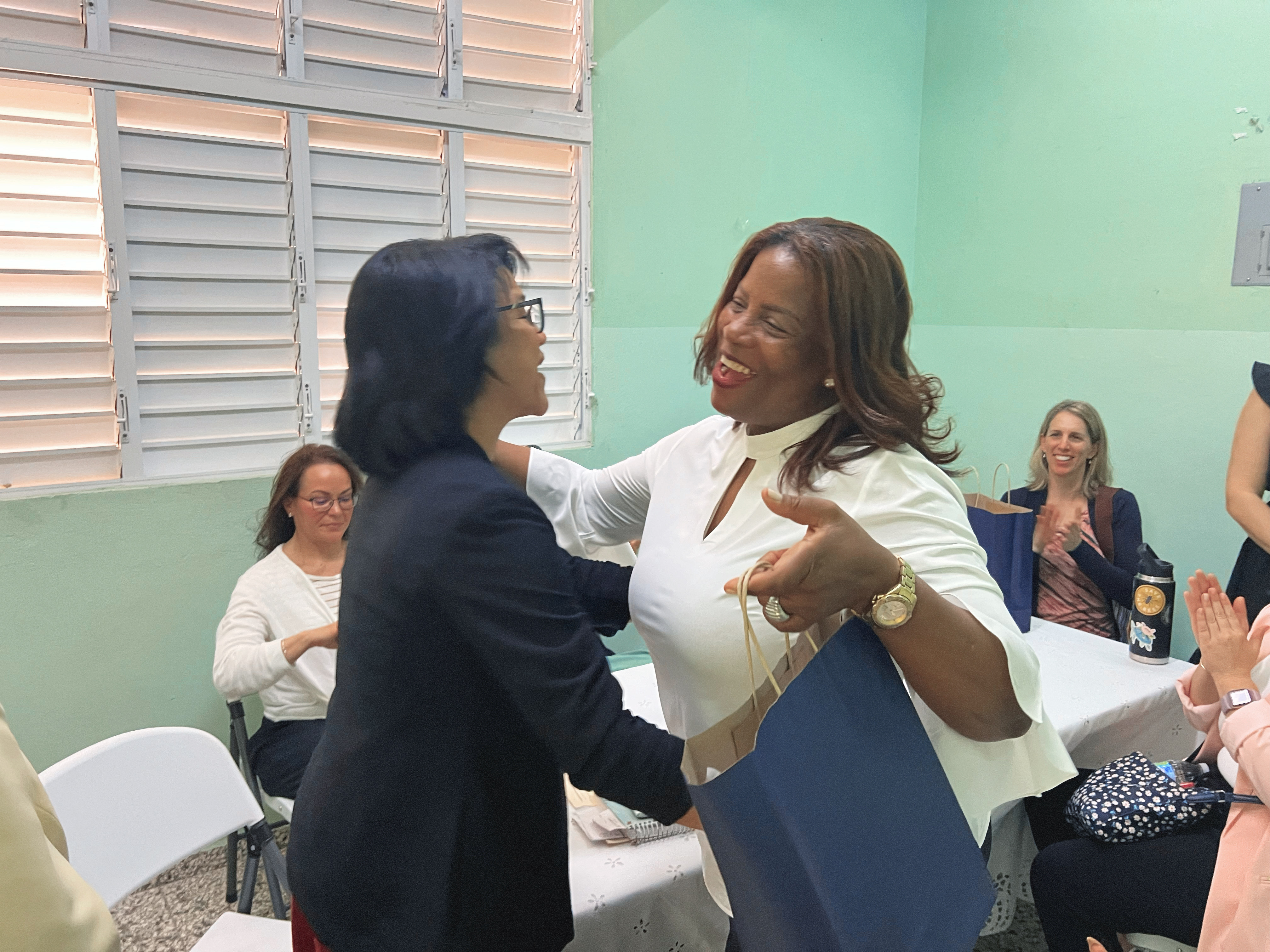 Warm greeting exchange between Naydeen and Joselín