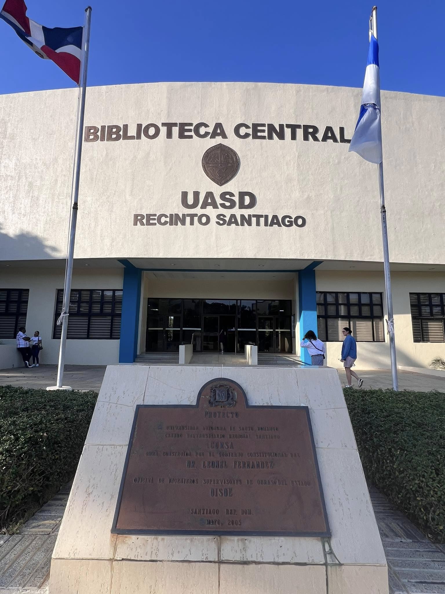 Exterior of the UASD Biblioteca Central Recinto Santiago with Dominican flag