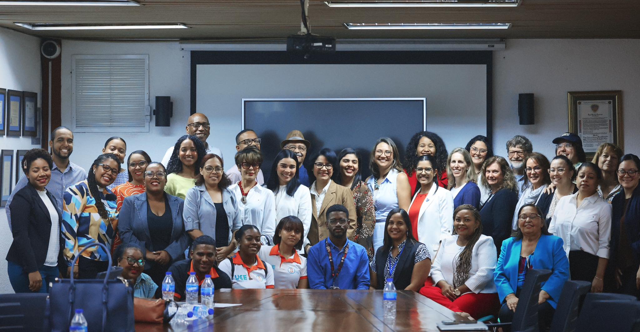 Large group photo with UCE faculty, students and visiting delegation