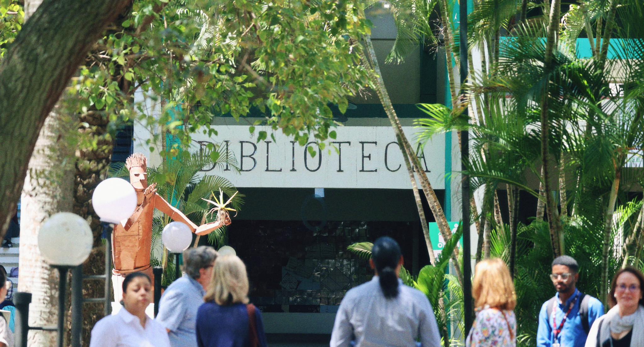 Approaching the library (Biblioteca) building surrounded by tropical vegetation