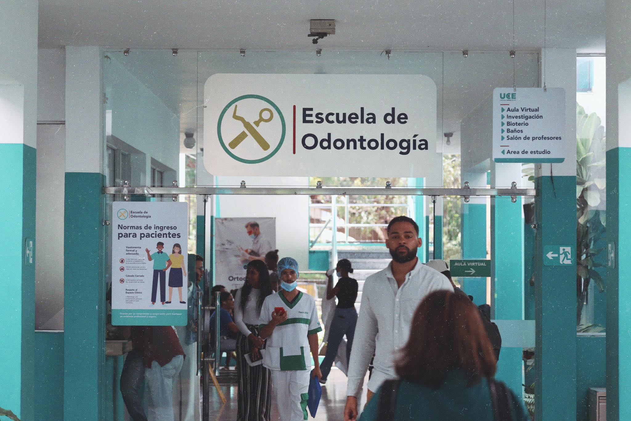 Entrance to the Escuela de Odontología (School of Dentistry) with students in uniforms
